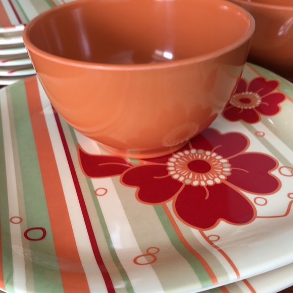 Set of Melamine Dishware - Picture 5 of 6
